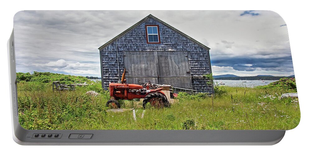 Lise Winne Portable Battery Charger featuring the photograph Farm on the Sea by Lise Winne