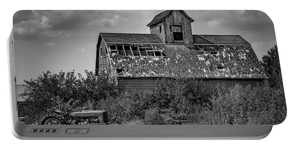 Iowa Portable Battery Charger featuring the photograph Good Old Barn by Ray Congrove