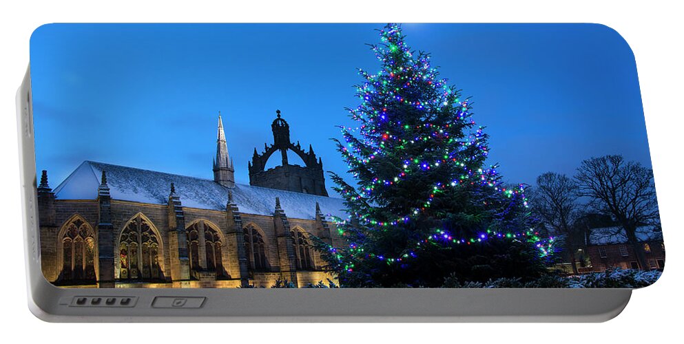 Kings College Portable Battery Charger featuring the photograph King's College in the Snow by Veli Bariskan
