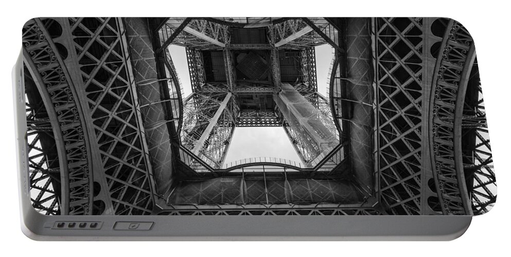 Paris Portable Battery Charger featuring the photograph La Tour Eiffel by Pablo Lopez