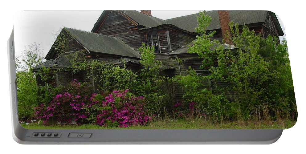House Portable Battery Charger featuring the photograph Majestic Old House by Quwatha Valentine