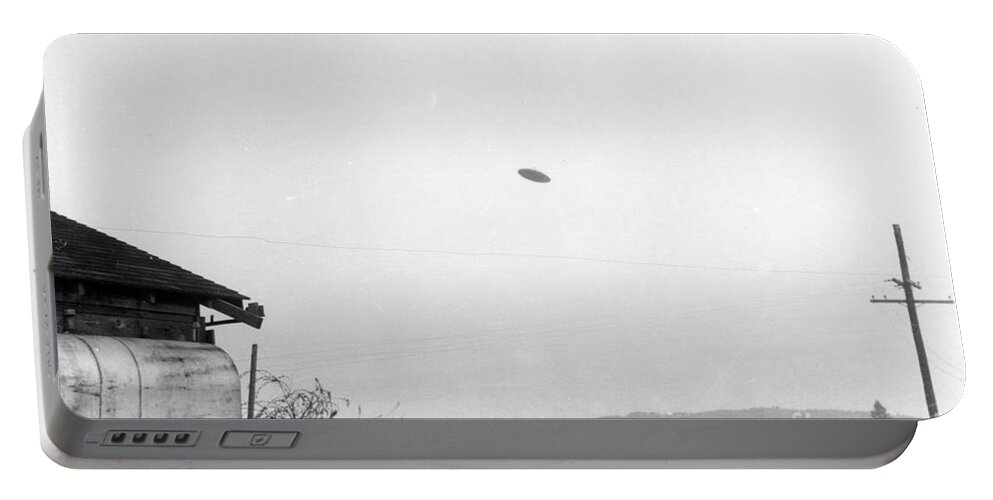 Science Portable Battery Charger featuring the photograph Mcminnville Ufo Sighting, 1950 by Science Source