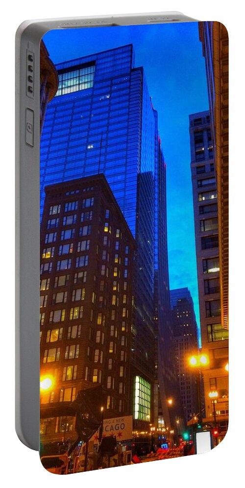 Chicago Portable Battery Charger featuring the photograph Mellow on Monroe by Nick Heap