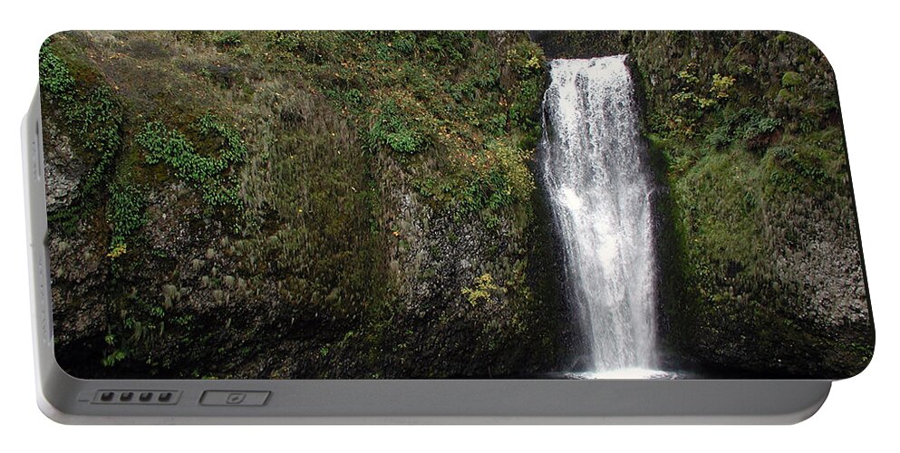 Multnomah Falls Portable Battery Charger featuring the photograph Multnomah Falls 2 by DArcy Evans