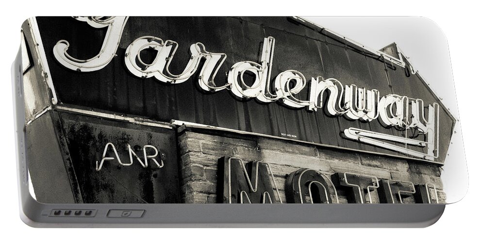 Route 66 Portable Battery Charger featuring the photograph No Vacancy by Holly Ross
