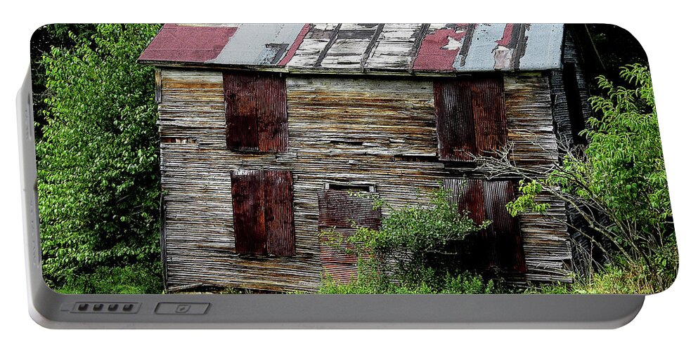Abandoned Buildings Portable Battery Charger featuring the photograph Nobody's Home by Linda Stern