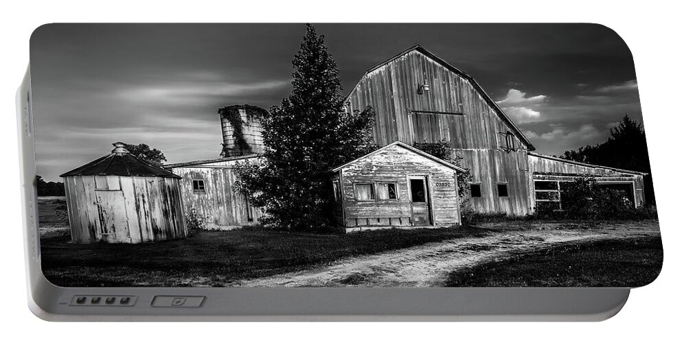 Barn Portable Battery Charger featuring the photograph Ohio Barn At Sunrise by Michael Arend