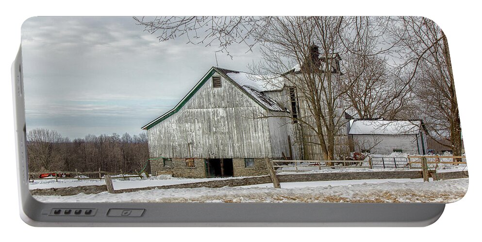 Barn Portable Battery Charger featuring the photograph Ole Gray Barn by Rod Best