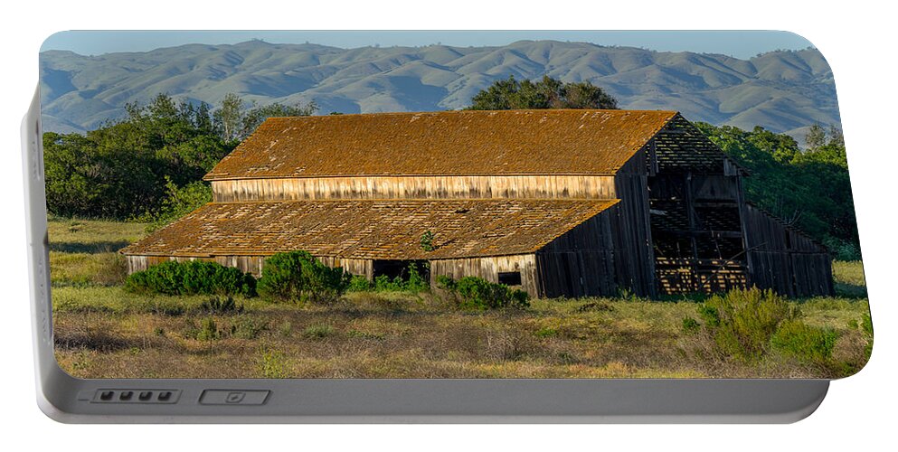 Old Barn Portable Battery Charger featuring the photograph River Road Barn by Derek Dean