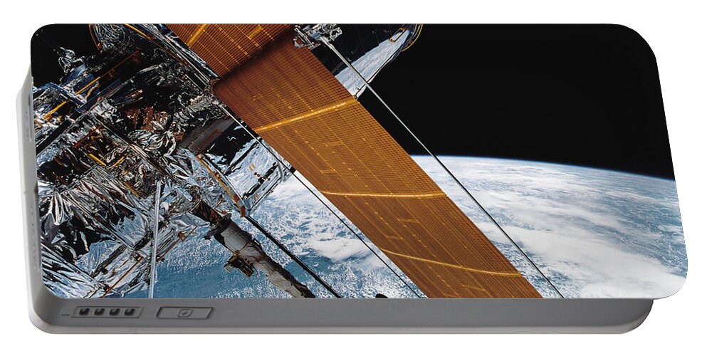 Science Portable Battery Charger featuring the photograph Sts-31, Hubble Telescope Reaches Orbit by Science Source