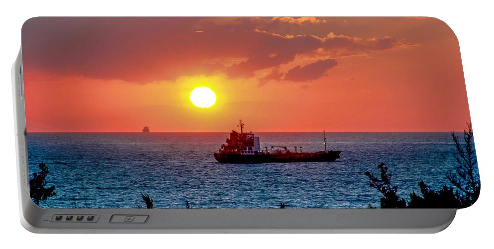 Sunset Portable Battery Charger featuring the photograph Sunset On The Horizon by Mike Dunn