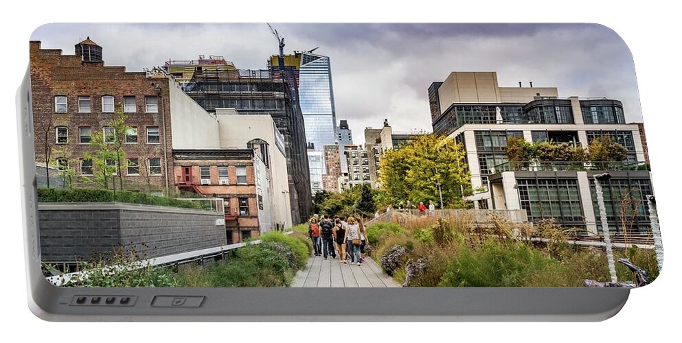 New York Portable Battery Charger featuring the photograph Walking the Highline by Framing Places