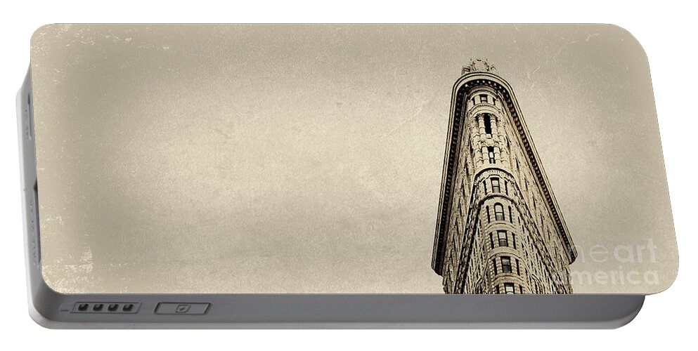 Nyc Portable Battery Charger featuring the photograph Flatiron #1 by RicharD Murphy
