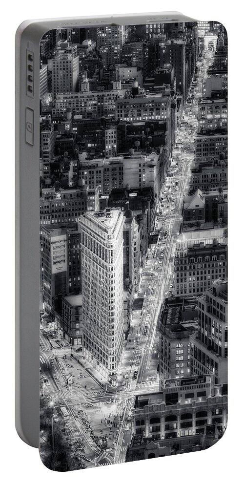Flatiron Building Portable Battery Charger featuring the photograph Flatiron Building District NYC BW by Susan Candelario