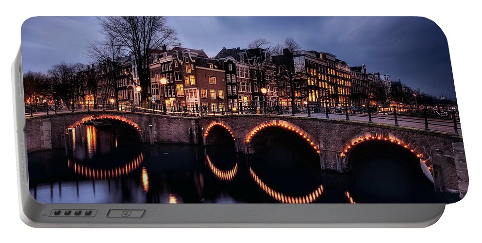 Holland Portable Battery Charger featuring the photograph Freedom city by Jorge Maia