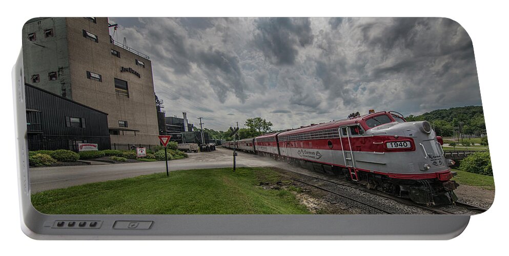 Railroad Portable Battery Charger featuring the photograph RJ Corman My Old Kentucky Dinner Train 3 by Jim Pearson