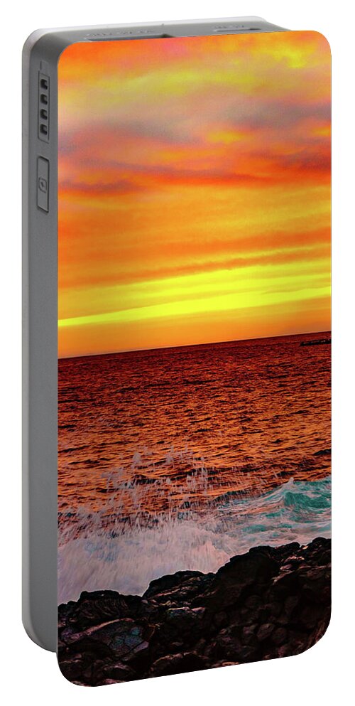 Kailua-kona Portable Battery Charger featuring the photograph Simple Warm Splash by John Bauer