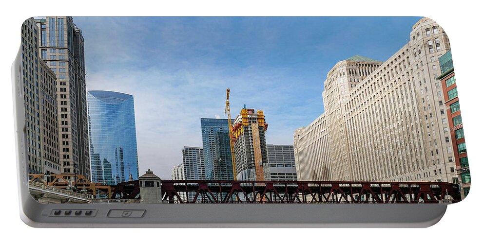 Chicago Portable Battery Charger featuring the photograph Wells Street Bridge and Merchandise Mart by Todd Bannor