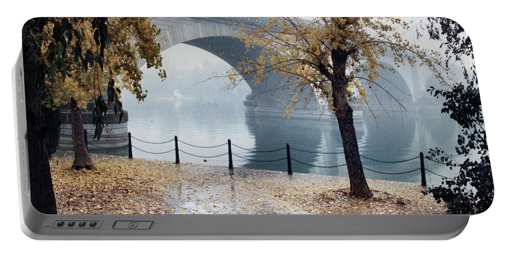 London Bridge Portable Battery Charger featuring the photograph London Bridge Fog 090885-8n by Tam Ryan