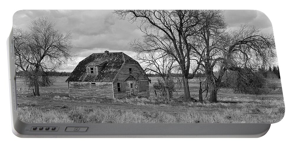 Abandoned Portable Battery Charger featuring the photograph Abandoned Farmhouse - Lincoln County #2 by Jerry Abbott