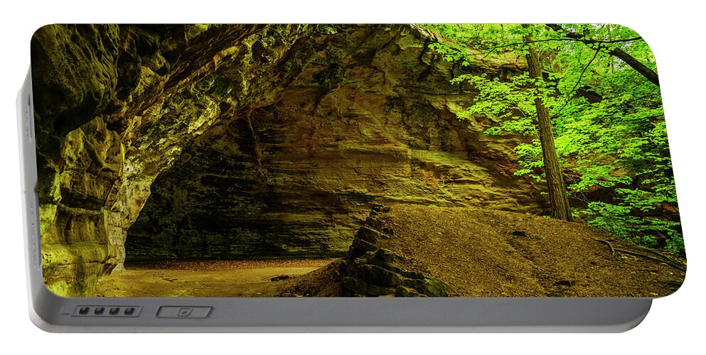 Council Overhang Portable Battery Charger featuring the photograph Council Overhang Starved Rock State Park by Todd Bannor