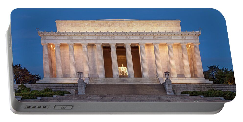 Lincoln Memorial Portable Battery Charger featuring the photograph Dawn at Lincoln Memorial by Brian Jannsen