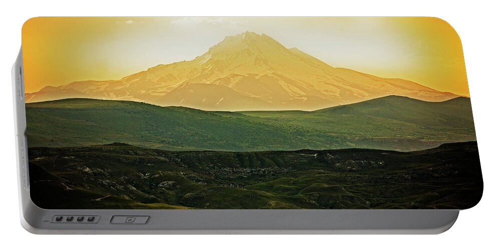 Vista Portable Battery Charger featuring the photograph Daybreak by Andrew Paranavitana