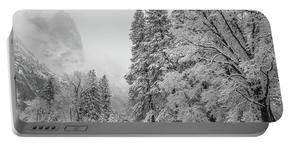 Landscape Portable Battery Charger featuring the photograph Frigid by Jonathan Nguyen