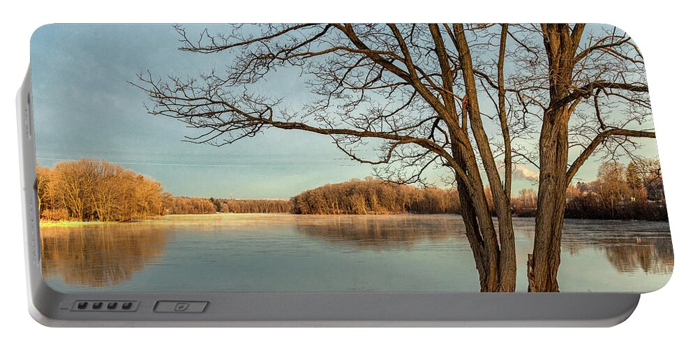 Morning Portable Battery Charger featuring the photograph Good Morning Fulton by Rod Best