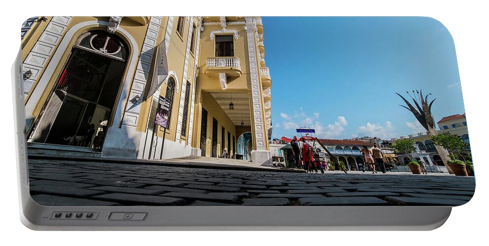 Cuba Portable Battery Charger featuring the photograph Habana vieja, Cuba by Lie Yim