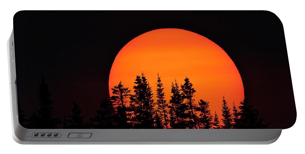  Horizon Portable Battery Charger featuring the photograph Heatwave by Doug Gibbons