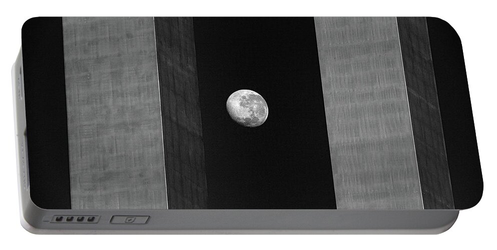 Moon Portable Battery Charger featuring the photograph Melbourne moonrise by Leigh Henningham