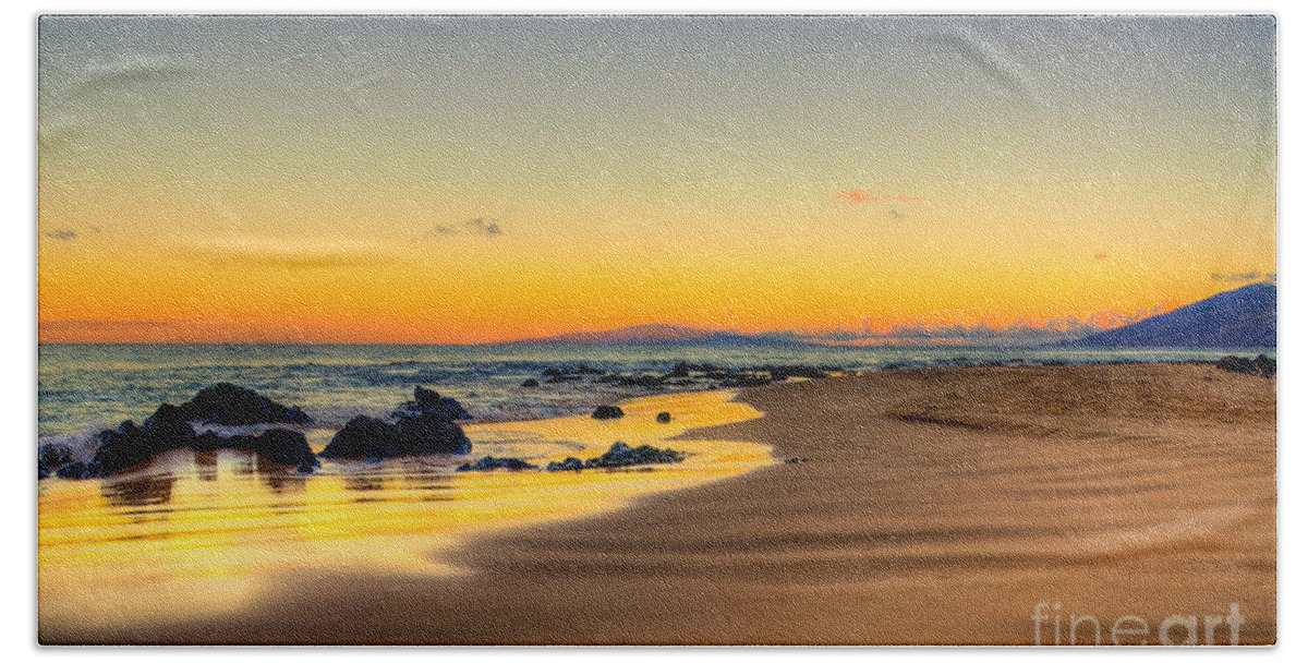Sunrise Beach Towel featuring the photograph Keawakapu Beach Sunrise by Kelly Wade