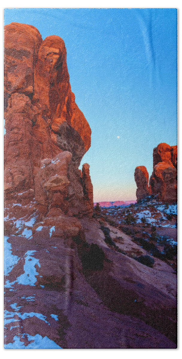 Nightfall Beach Towel featuring the photograph Standing Tall by Jonathan Nguyen