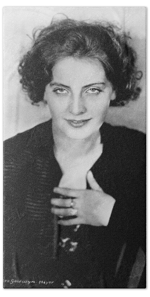 1925 Beach Sheet featuring the photograph Greta Garbo (1905-1990) #13 by Granger