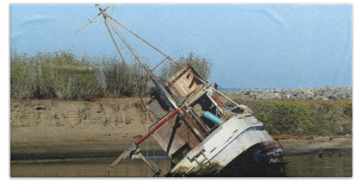 Boat Beach Sheet featuring the photograph Abandoned by Deana Glenz