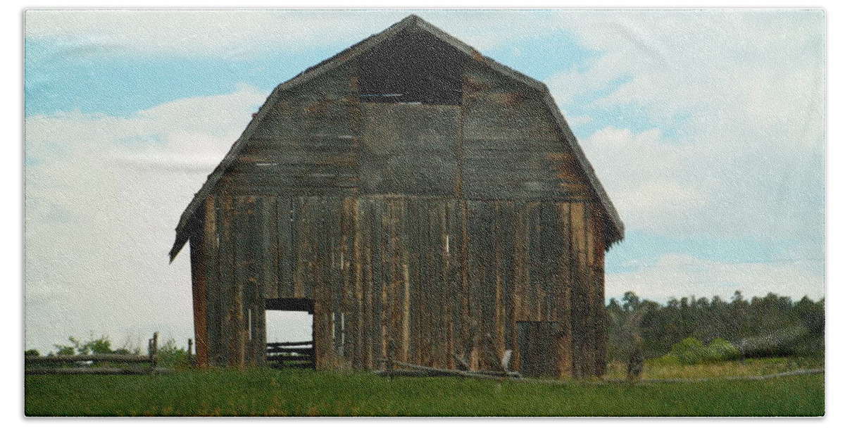 Barn Beach Towel featuring the photograph An Old Barn by Jeff Swan