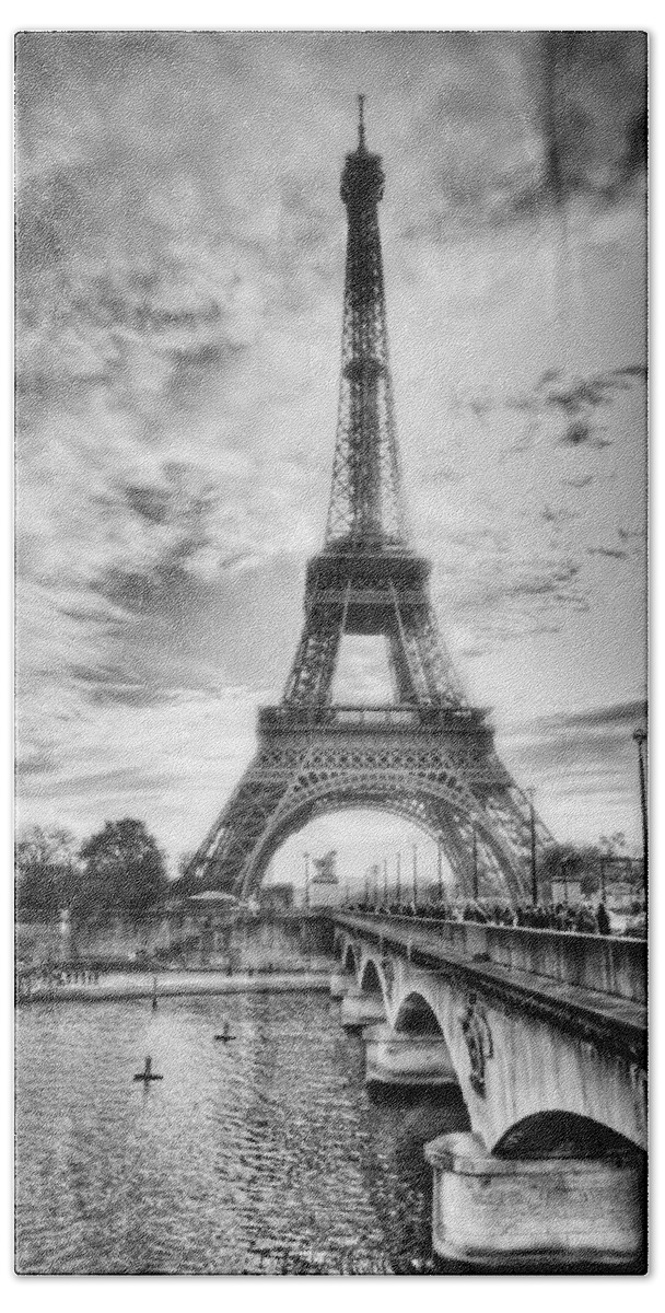Europe Beach Towel featuring the photograph Bridge to the Eiffel Tower by John Wadleigh