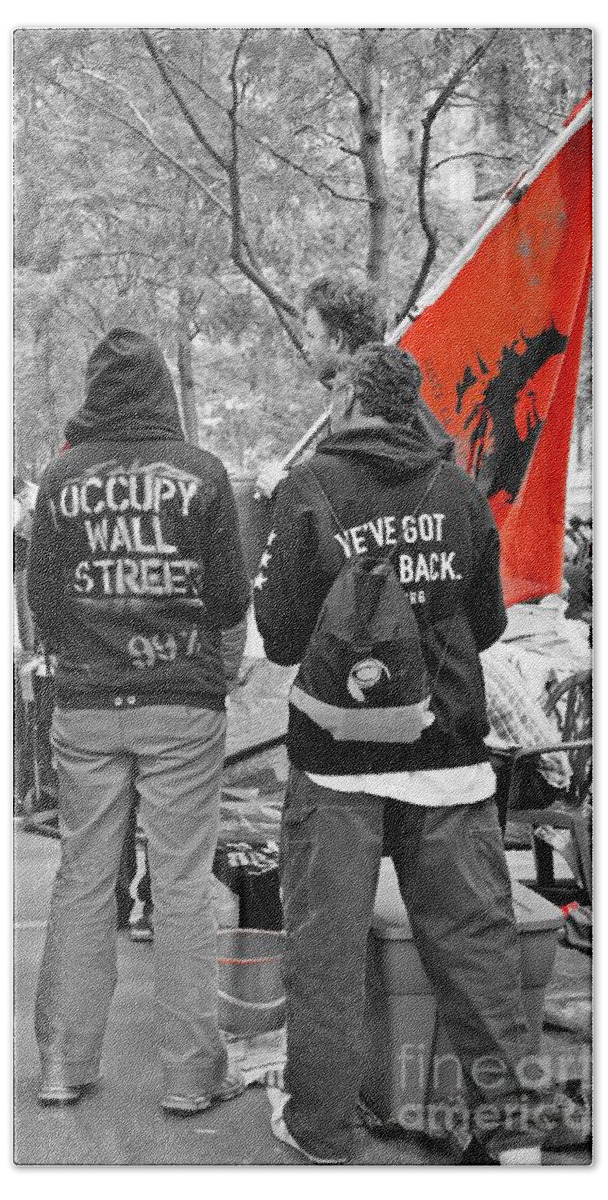 Che Beach Towel featuring the photograph Che at Occupy Wall Street by Lilliana Mendez