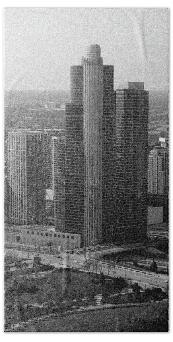 Black And White Beach Towel featuring the photograph Chicago Modern Skyscraper Black and White by Thomas Woolworth