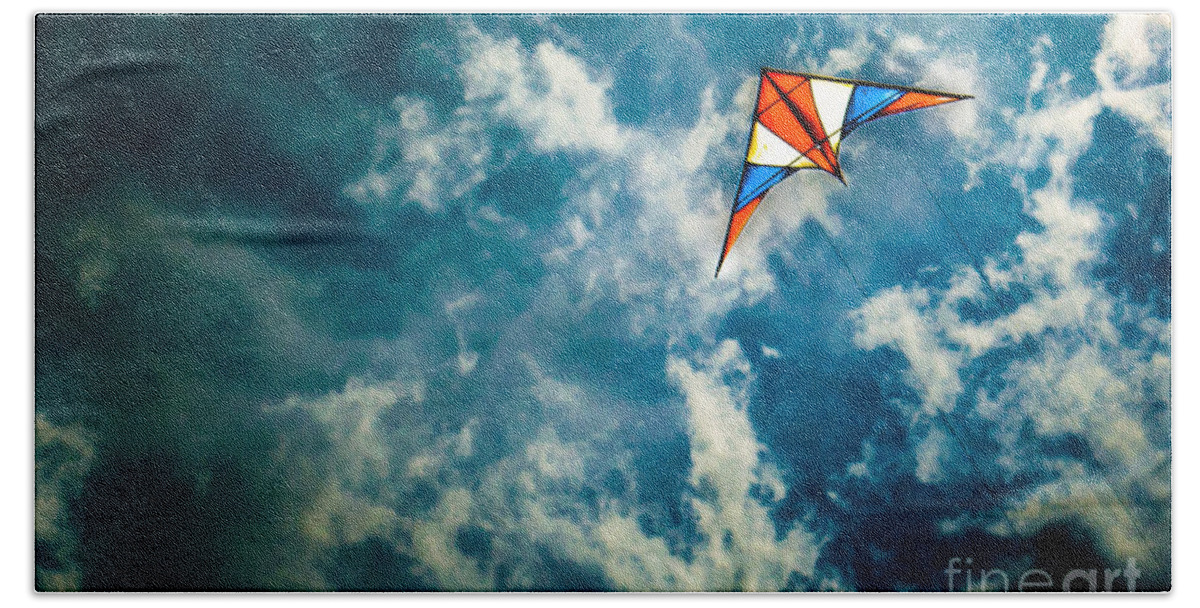 Kites Beach Towel featuring the photograph Climbing by Michael Arend