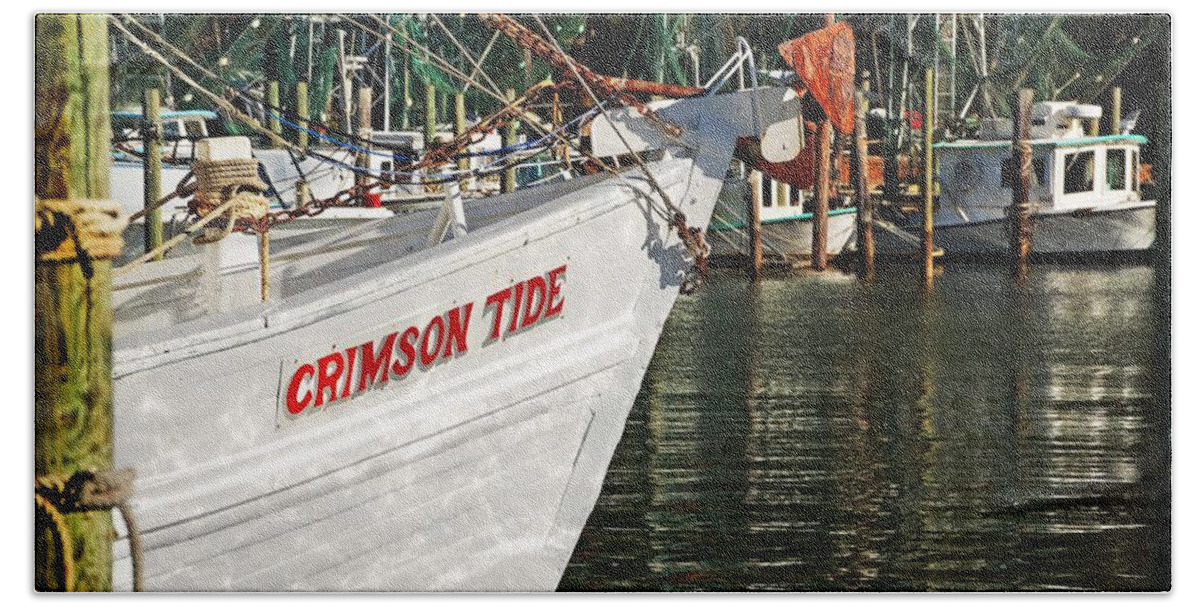Alabama Beach Towel featuring the digital art Crimson Tide Bow by Michael Thomas
