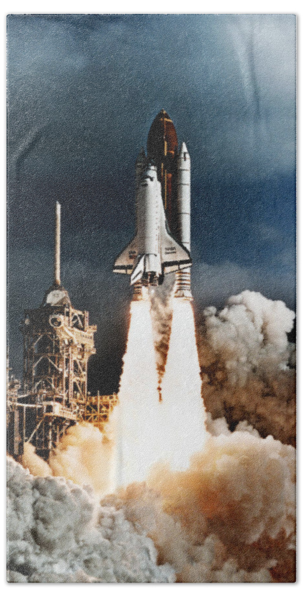 Space Shuttle Discovery Beach Towel featuring the photograph Discovery Hubble Launch STS-31 by Weston Westmoreland