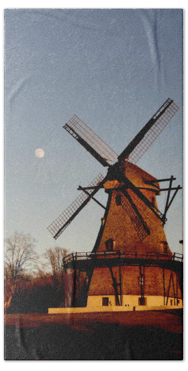 Geneva Illinois Windmill Beach Sheet featuring the photograph Fabyan Windmill by Ely Arsha