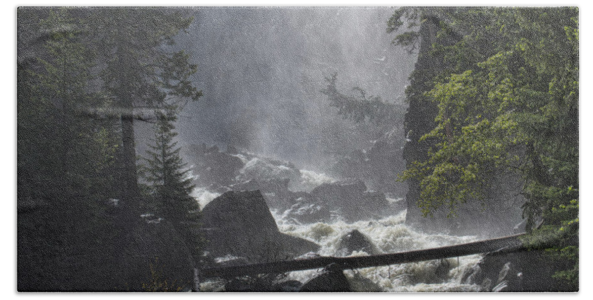 Waterfall Beach Sheet featuring the photograph Fish Creek Mist by Don Schwartz