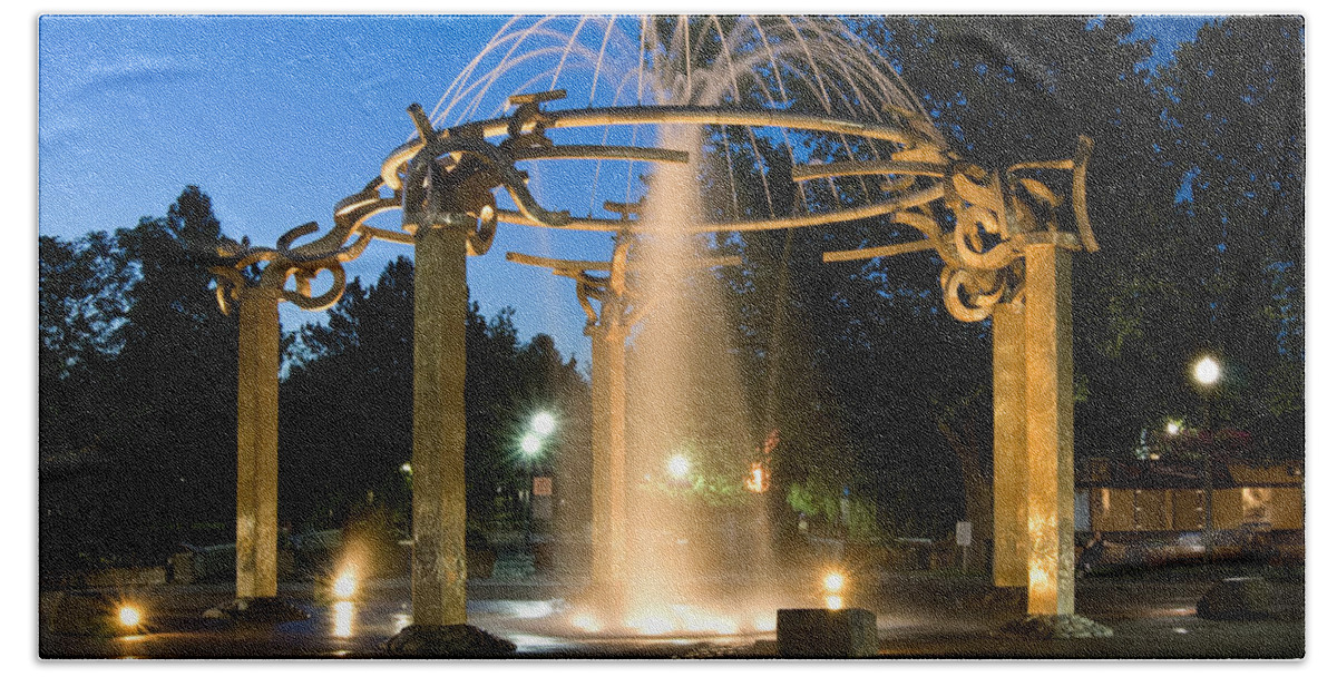 Fountain Beach Sheet featuring the photograph Fountain in Riverfront Park by Paul DeRocker