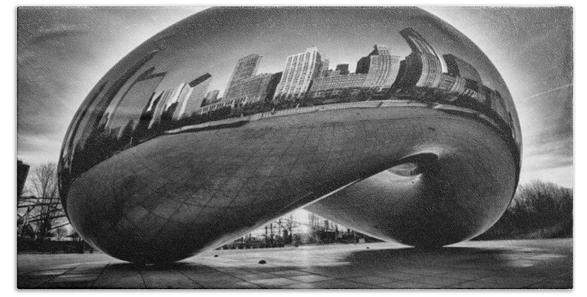 Chicago Cloud Gate Beach Towel featuring the photograph Glowing Bean by Sebastian Musial