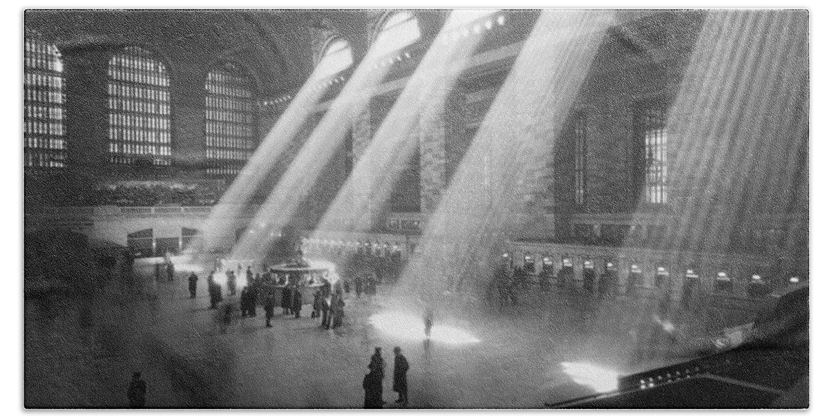1940 Beach Sheet featuring the photograph Grand Central Station Sunbeams by Underwood Archives