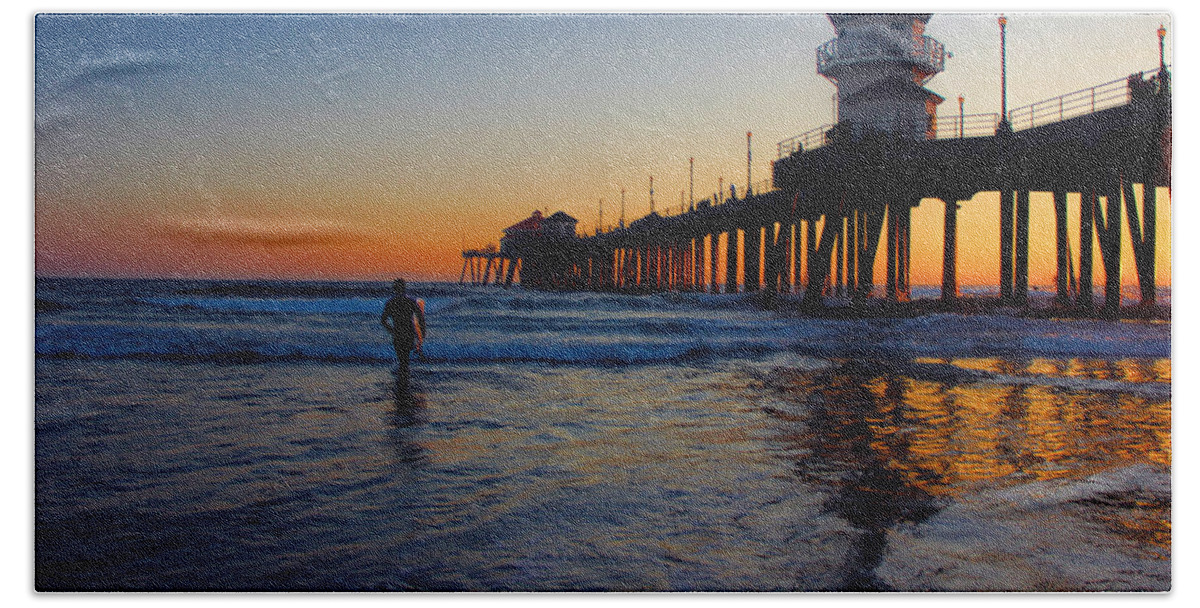 Pier Beach Sheet featuring the photograph Last wave by Tammy Espino