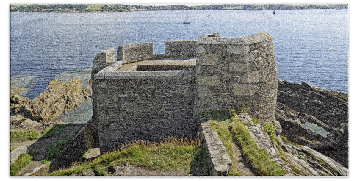 Britain Beach Towel featuring the photograph Little Dennis Blockhouse - Falmouth by Rod Johnson